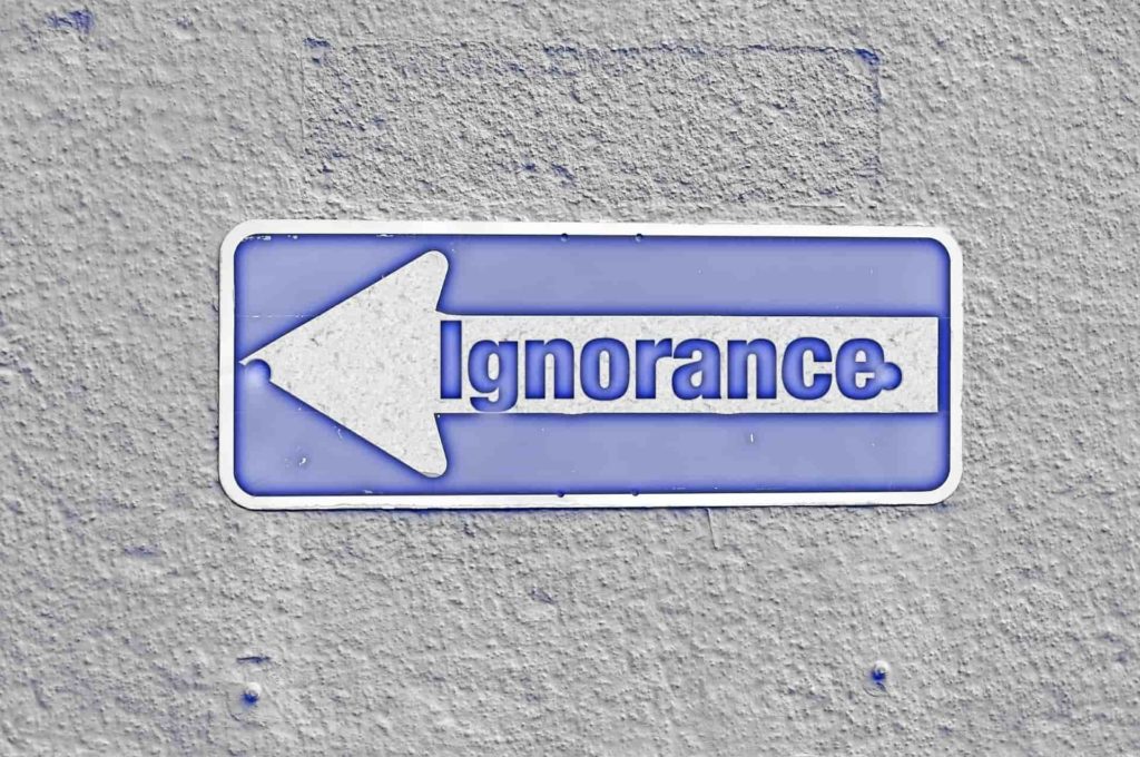 panneau qui affiche le mot ignorance